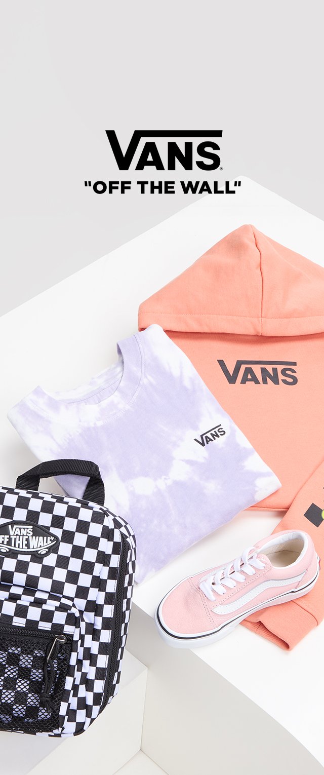 T-shirt viola tie-dye, felpa arancione, zaino a scacchi bianco e nero e sneakers rosa, tutti con il marchio Vans.