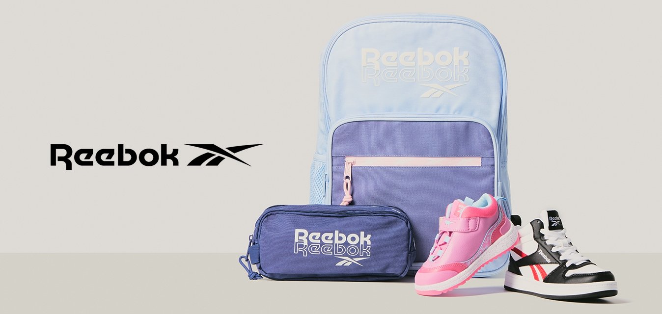 Světle modrý a fialový batoh Reebok, fialové pouzdro na tužky a dvě dětské tenisky – jedna růžová, druhá černo-bílá – na šedém pozadí.