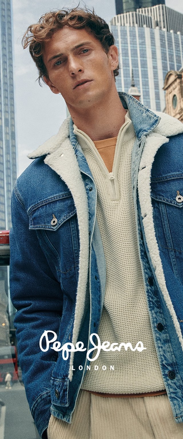 Jeansjacke mit Kunstfellfutter, hellblaue Farbe, Knöpfe und zwei Brusttaschen; trägt darunter einen cremefarbenen Strickpullover.
