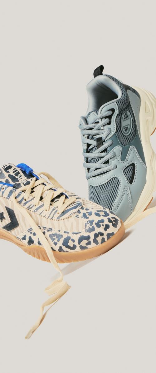 Dos pares de zapatillas lado a lado: uno presenta un estampado de leopardo beige y azul, el otro es gris con detalles de malla y goma.
