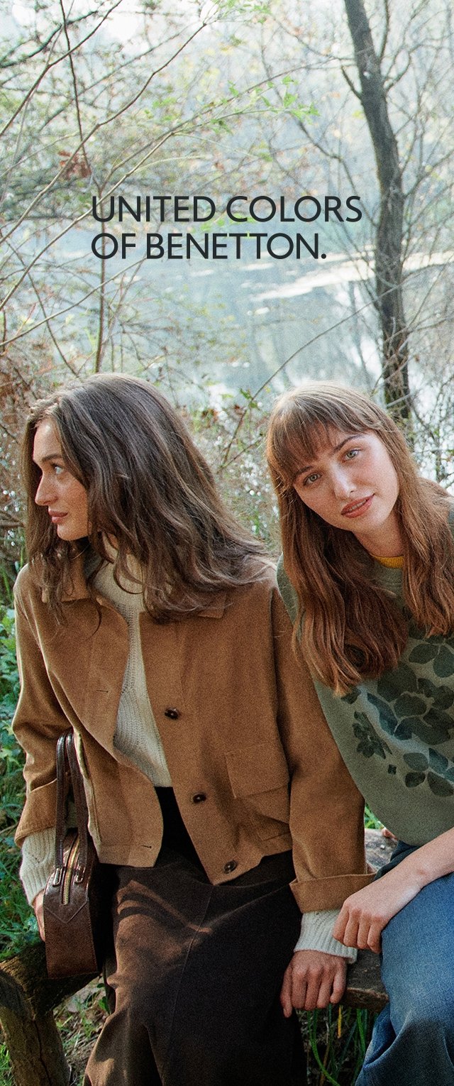 Twee vrouwen zitten buiten: de ene draagt een bruine jas over een crèmekleurige trui; de andere draagt een groen topje met patroon. Zachte, natuurlijke kleuren en texturen.