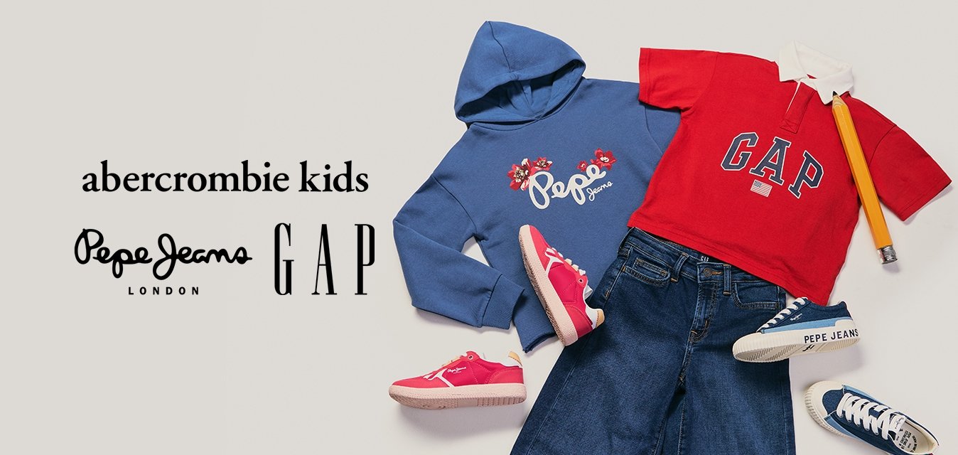 Modrá mikina Pepe Jeans, červené polo tričko GAP s tužkovým doplňkem, modré džíny, červené tenisky a modré tenisky Pepe Jeans uspořádané na světlém pozadí.