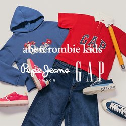 Modrá mikina Pepe Jeans, červené polo tričko GAP s tužkovým doplňkem, modré džíny, červené tenisky a modré tenisky Pepe Jeans uspořádané na světlém pozadí.