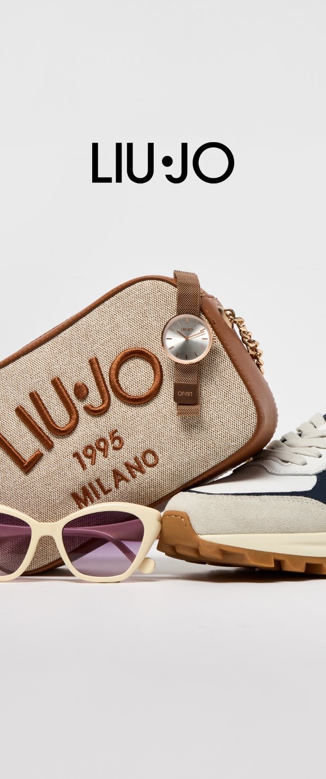 Braune Canvas-Tasche mit geprägt Logo, eine metallische Uhr, cremefarbene Sonnenbrille mit getönten Gläsern und weiße Sneakers mit beigen Akzenten.