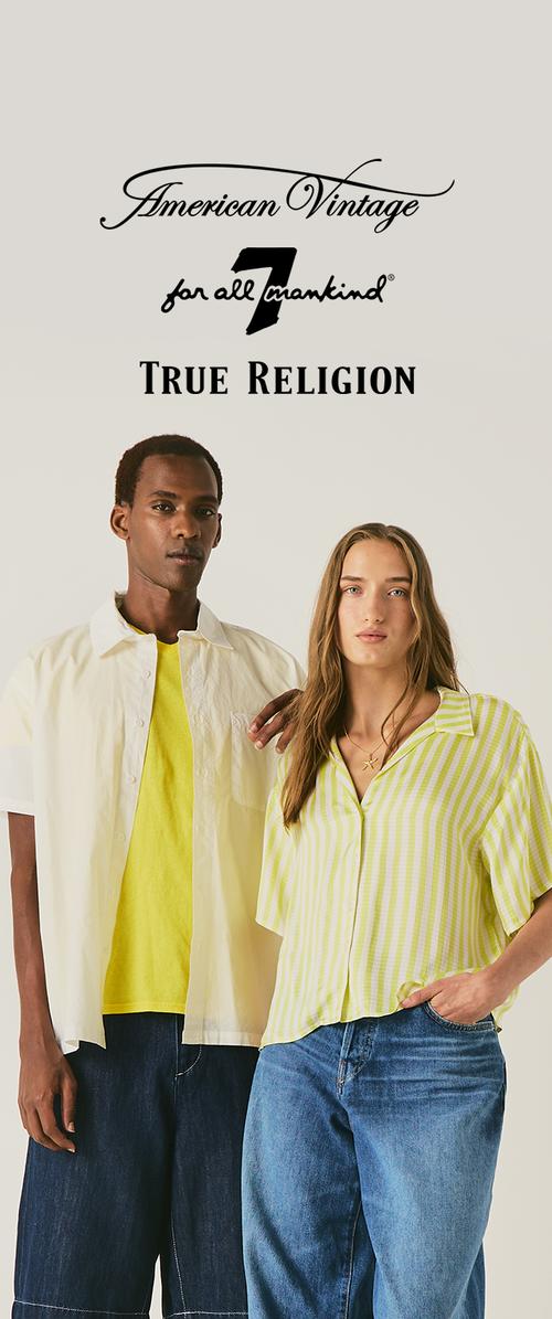 Zwei Modelle tragen lässige Hemden und Jeans und stehen unter den Logos von American Vintage, 7 for all mankind und True Religion.