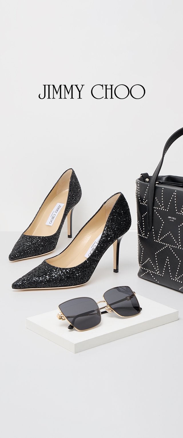 Schwarze Glitzer-High Heels mit spitzer Zehenform und glänzender Oberfläche; sonnenbrille mit quadratischem Rahmen und goldenen Akzenten; schwarze Nieten-Handtasche.