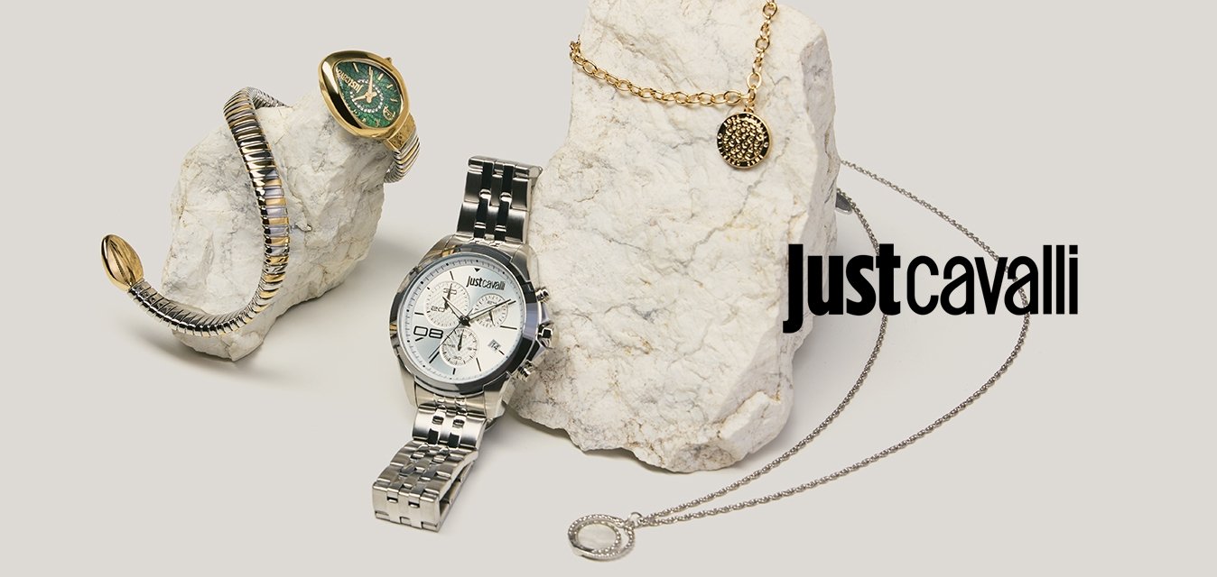 Dva kamenné stojany se šperky: zlaté a stříbrné náramky, stříbrné hodinky s bílým ciferníkem, zlatý náhrdelník a stříbrný přívěsek na řetízku.