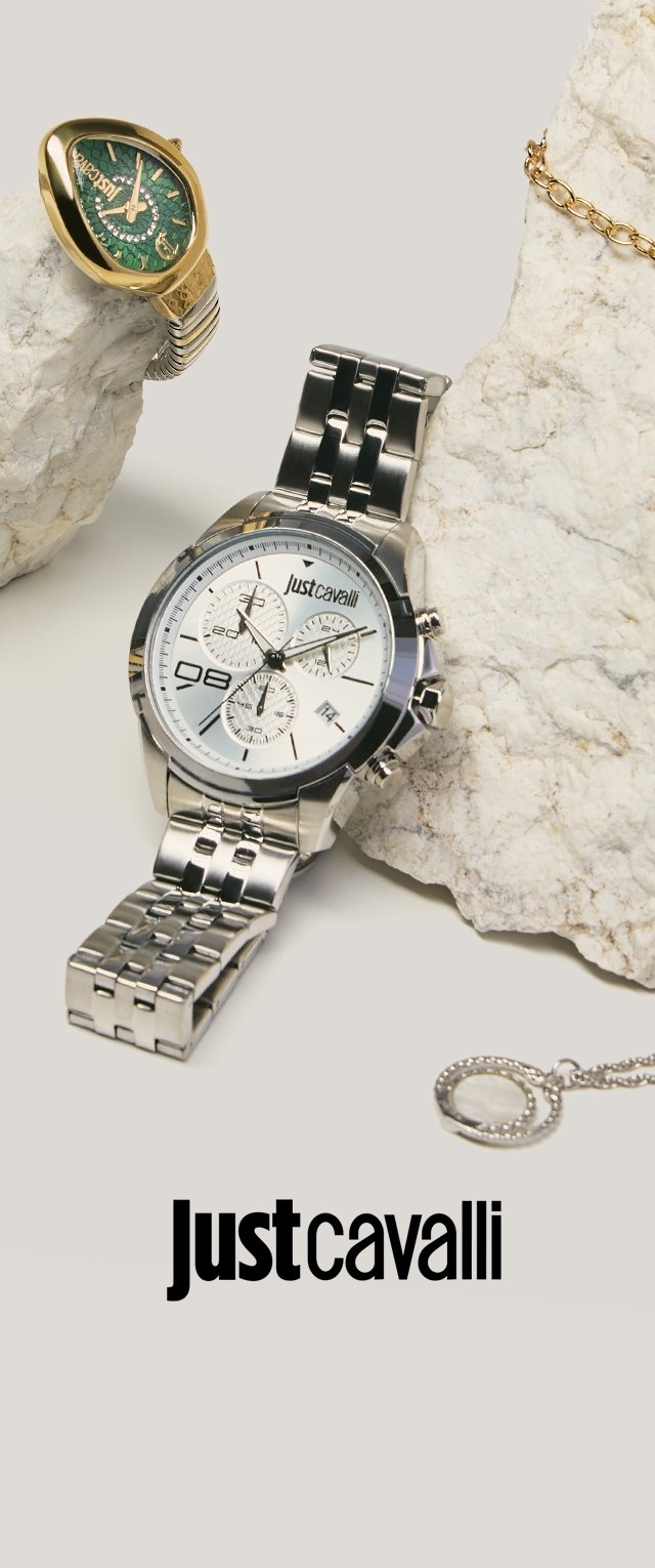Orologio cronografo Silver Just Cavalli con cinturino in metallo, orologio verde e oro su pietra bianca, e collana con ciondolo argento su sfondo beige.