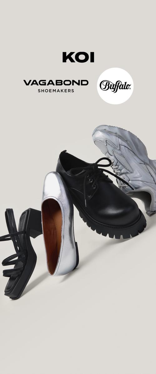 Quatre chaussures variées incluant une sandale noire, une chaussure plate argentée, une chaussure noire à lacets et une basket blanche avec les logos des marques KOI, Vagabond Shoemakers et Buffalo au-dessus.