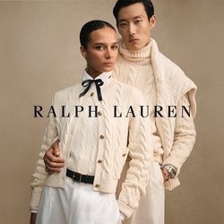 Dva modelky ve smetanových svetroch s pleteným vzorem se úzce postavily proti béžovému pozadí, jedna s motýlkem a druhá s hodinkami.