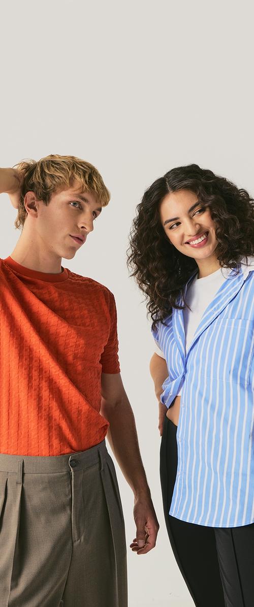 Camisa naranja de manga corta con textura, combinada con pantalones gris plisados; camisa de rayas azul y blanca con botones, usada con pantalones negros.
