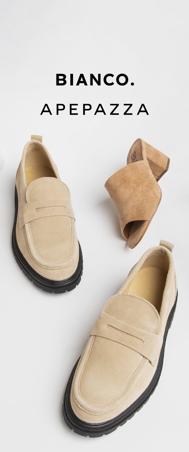 Mocasines de ante beige sin cordones con una suela de goma negra, que presentan un detalle de costura pronunciado y una punta redondeada, junto con mules de ante color tostado con tacón.