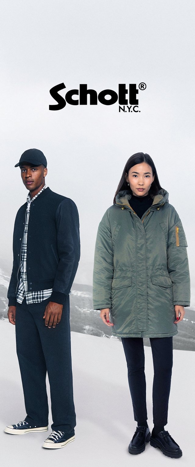 Twee modellen staan tegen een neutrale achtergrond. De ene draagt een groene parka met een rits en zakken; de andere heeft een donker jack en een geruite shirt.