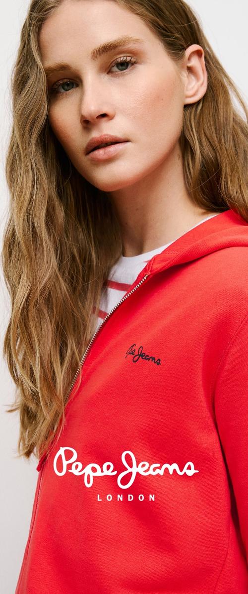 Punainen vetoketjullinen huppari, jossa pieni musta "Pepe Jeans" -logo rinnassa ja isompi valkoinen logo helmassa. Pehmeän kankaan tekstuuri.