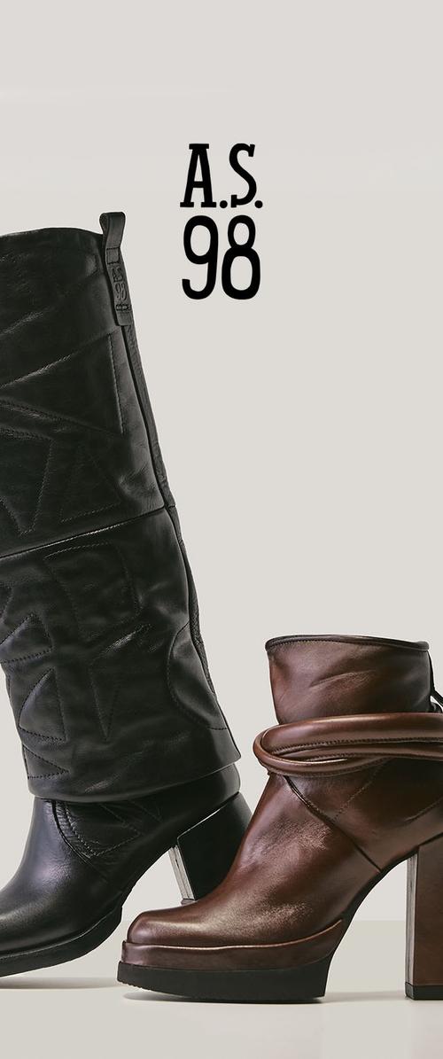 Schwarzer kniehoher Stiefel aus Leder mit texturiertem Design und brauner Lederknöchelstiefel mit Wickel-Detail und klobigem Absatz.