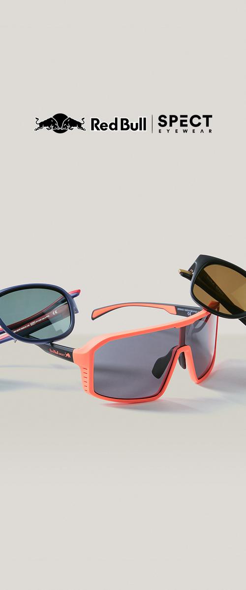 Drei Sonnenbrillenpaare mit verschiedenfarbigen Gläsern und Gestellen unter den Red Bull SPECT Eyewear Logos auf hellem, einfarbigem Hintergrund.