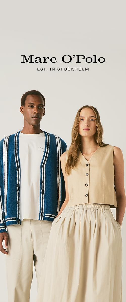 Mann in blau gestreiftem Cardigan und weißen Hosen steht neben einer Frau in beiger ärmelloser Weste und langem beigen Rock. Markenname Marc O’Polo darüber.