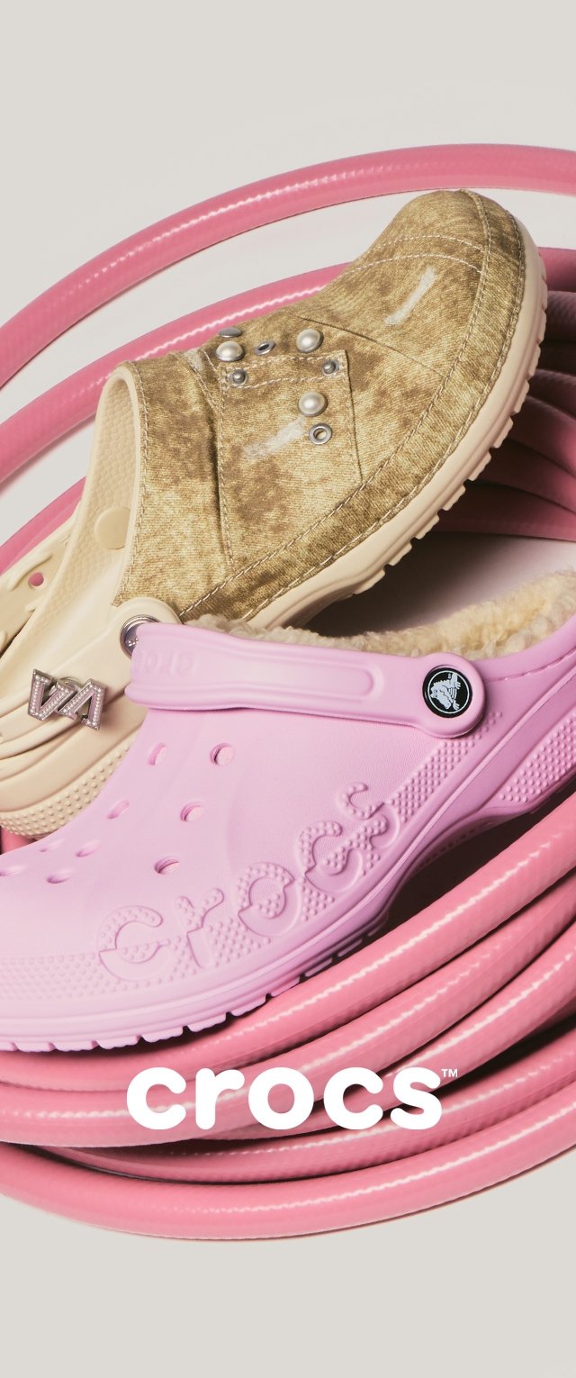 Zapato cómodo de terciopelo marrón claro con detalles de perlas y zueco Crocs rosa con forro peludo, ambos apoyados sobre una manguera rosa enrollada.