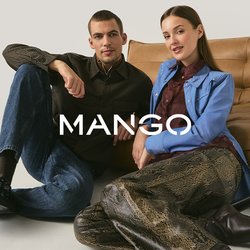 Mladý muž a žena sedící na podlaze opření o hnědou koženou pohovku, oblečeni v neformálním stylovém oblečení na jednobarevném pozadí.