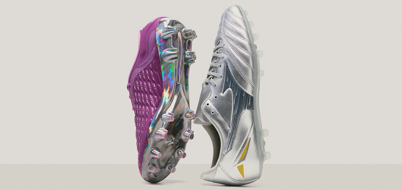 Fotbalové kopačky s texturovaným fialovým svrškem a lesklým stříbrným designem s akcenty, obě vybavené tvarovanými kolíky pro trakci.