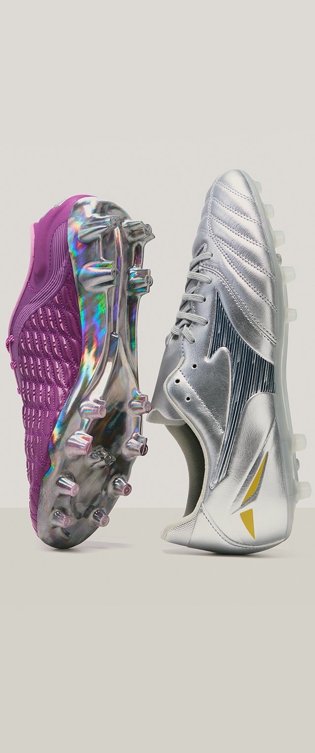 Des chaussures de football violettes brillantes et argentées métalliques présentent des surfaces texturées, des formes élégantes et des configurations de crampons variées pour une meilleure traction.