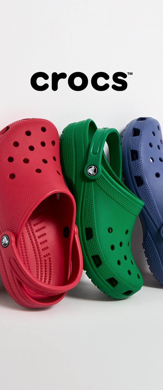 Drie paar Crocs in rood, groen en blauw. Gemaakt van lichtgewicht materiaal, met ventilatiegaten en een achterkantband voor een veilige pasvorm.