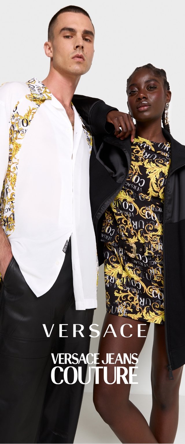 Chemise blanche avec motif baroque doré, pantalon en cuir noir, robe courte avec un design doré et noir, superposée avec une veste noire.