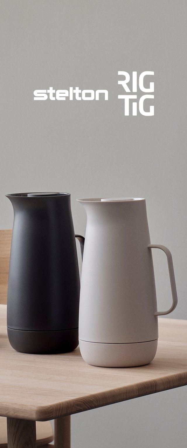 Twee kannen, één mat zwart en één mat wit, met ergonomische handgrepen en gladde rondingen, op een lichte houten tafel tegen een neutrale achtergrond.