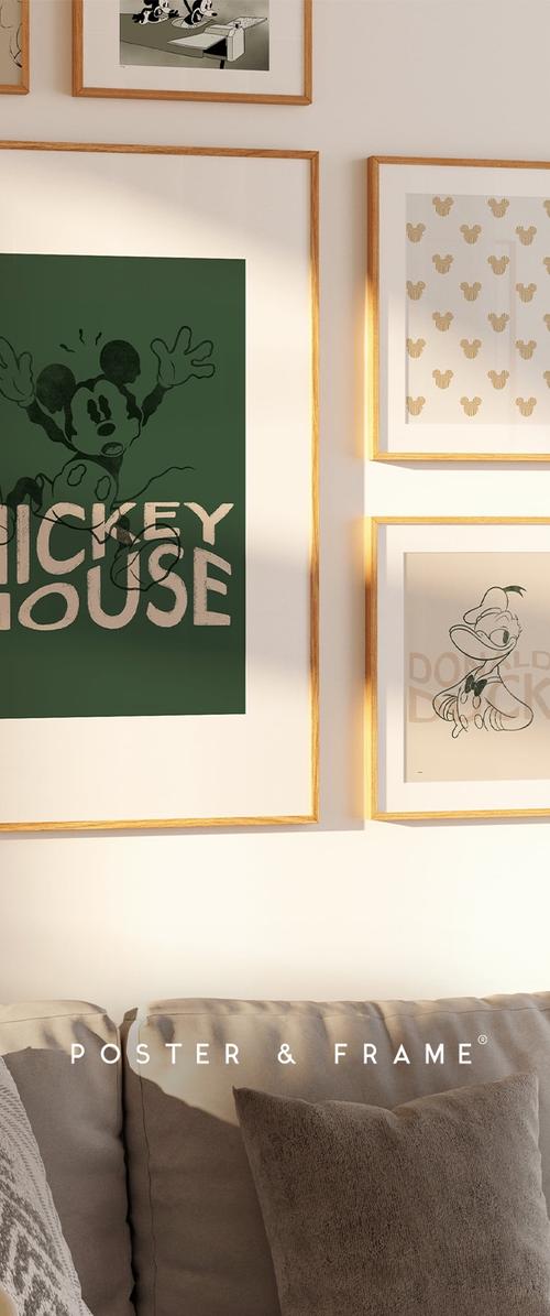 Des impressions d'art encadrées sur un mur : un poster vert avec "MICKEY HOUSE" en texte clair, rehaussé d'illustrations de Mickey et Donald Duck.