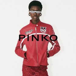 Červená bunda se zipem a logem, kombinovaná s červenou krajkovou midi sukni s kostkovaným vzorem a bílými vysokými podpatky.