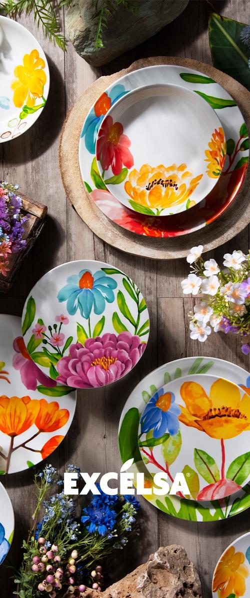Keramische borden met kleurrijke bloemenmotieven in verschillende formaten. Heldere kleuren omvatten geel, roze, rood, oranje en blauw, gerangschikt op een houten oppervlak.