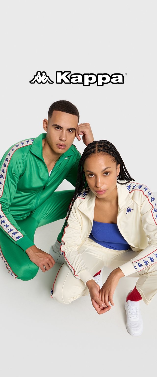 Grüne und weiße Trainingsanzüge mit Kappa-Logo und gestreiften Akzenten. Einer hat eine Jacke mit Reißverschluss, der andere ein eng anliegendes Oberteil. Beide sind aus glattem Material gefertigt.