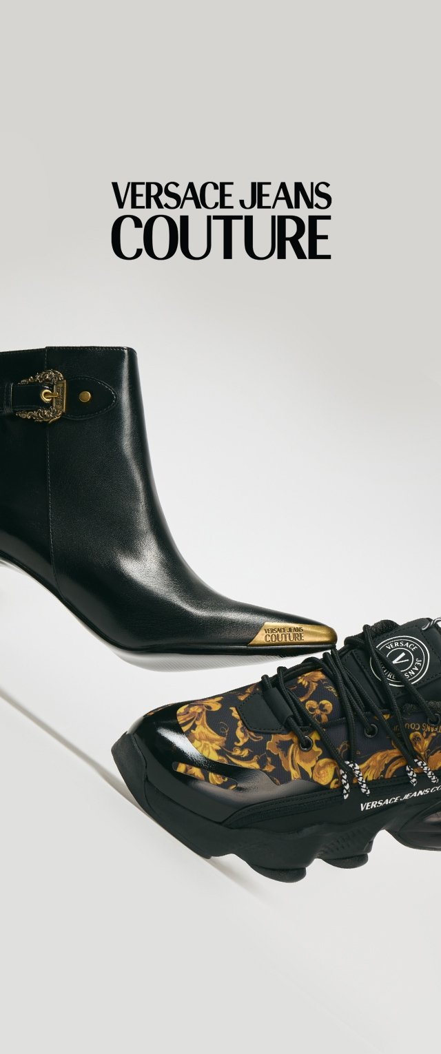 Zwarte leren enkelboots met gouden accenten, gecombineerd met zwarte sneakers met een gedurfde gouden barokprint. Beide items zijn modern en strak.