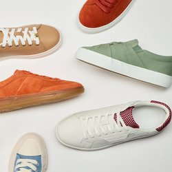 Různobarevné volnočasové tenisky v béžové, oranžové, zelené, bílé s červenými akcenty, růžové a modré uspořádané do kruhu na bílém pozadí.