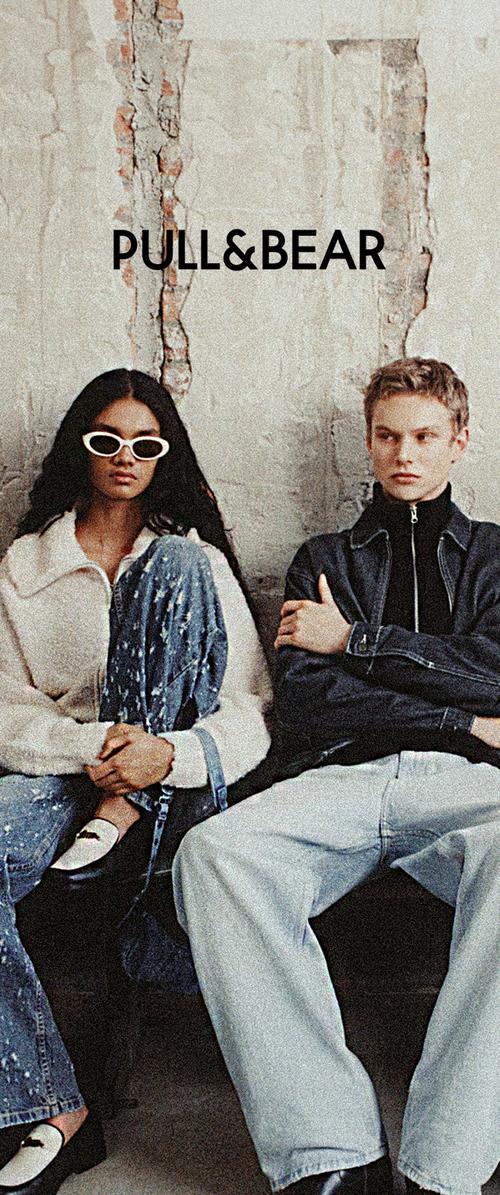 Kaks noort täiskasvanut istuvad tekstuurse seina vastas, nende kohal on tekst "PULL&BEAR", nad kannavad vabaaja moekaid riideid ja neil on neutraalsed ilmed.