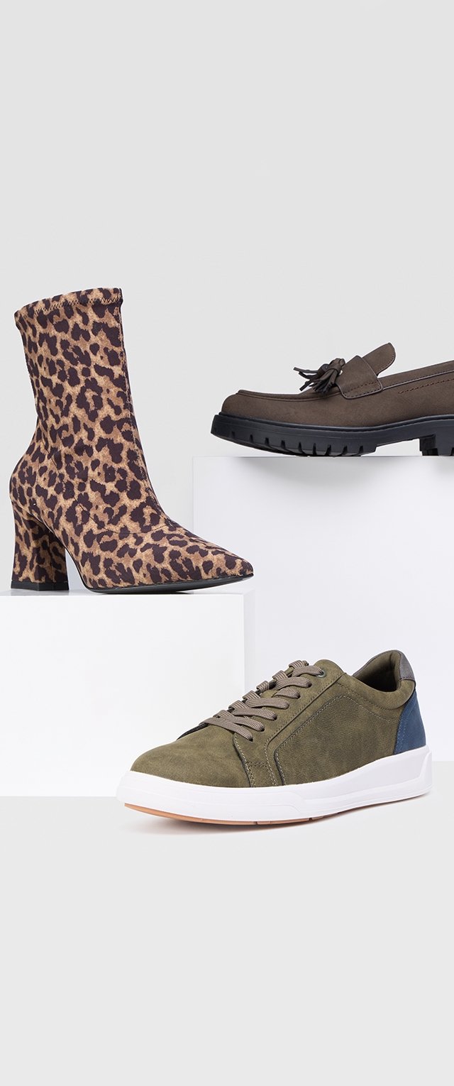 Luipaardprint enkellaarsjes, bruin en zwart, gespitste neus; bruine suède instappers met een gestructureerde zool; olijfgroene sneakers met witte zool en blauwe accenten.