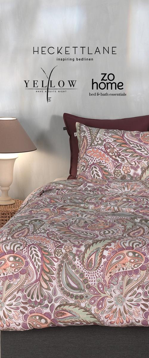 Ensemble de literie présentant un motif paisley multicolore avec des accents roses, verts et crème sur un fond clair. Comprend un coussin assorti.
