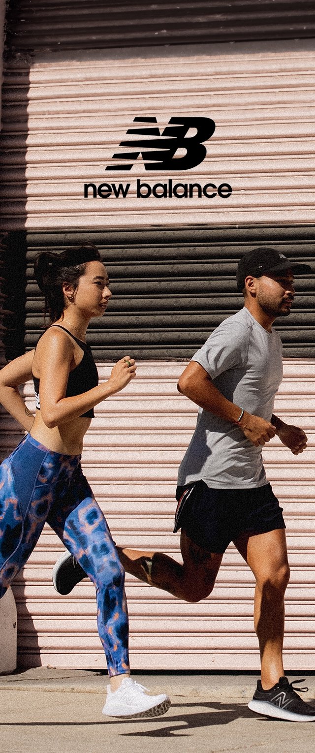 Se muestran dos corredores. La mujer lleva un sujetador deportivo negro y leggings azules con un patrón colorido. El hombre viste una camiseta gris y pantalones cortos negros.