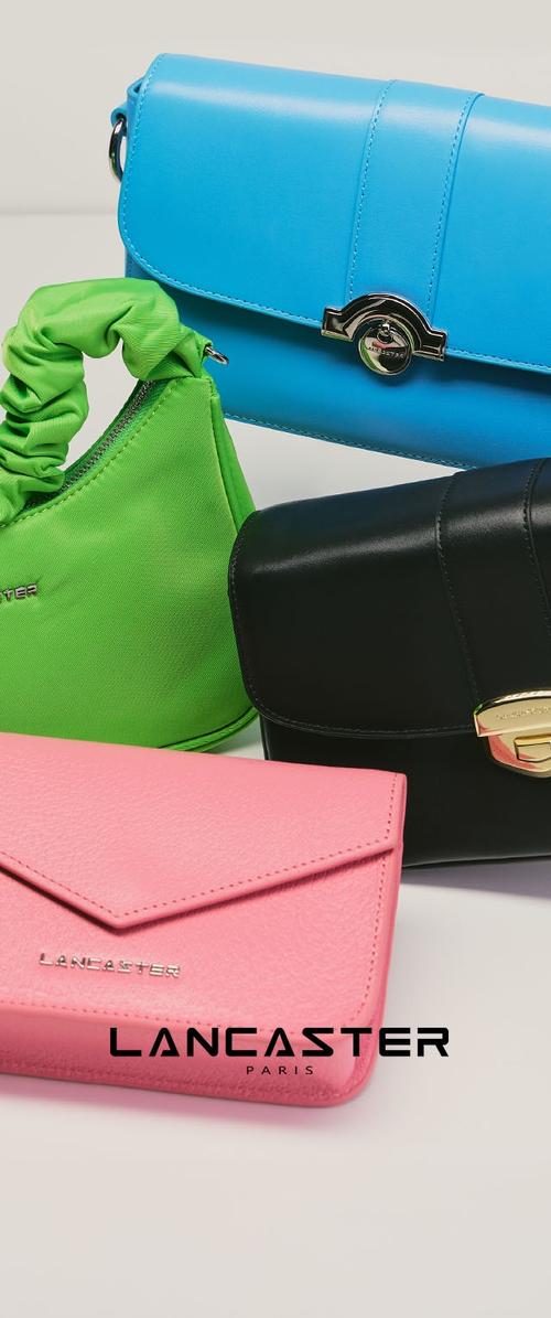 Vier Lancaster Paris Handtaschen in Blau, Grün, Schwarz und Pink, auf einer schlichten Oberfläche mit sichtbaren Logos angeordnet.
