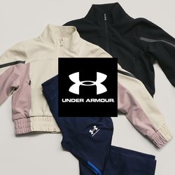 Dvě bundy na zip – jedna béžová s růžovými a černými pruhy, druhá černá – položeny na plochu spolu s párem temně modrých sportovních kalhot na světlém pozadí.