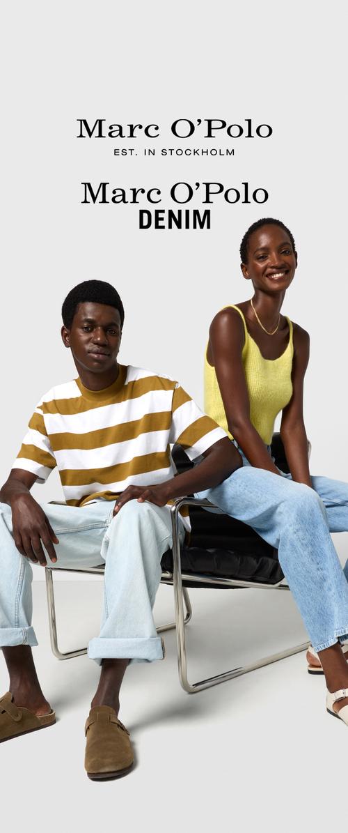 Due modelli sono seduti su sedie indossando abbigliamento casual Marc O’Polo Denim, con loghi del marchio e testo "EST. IN STOCKHOLM" sopra.