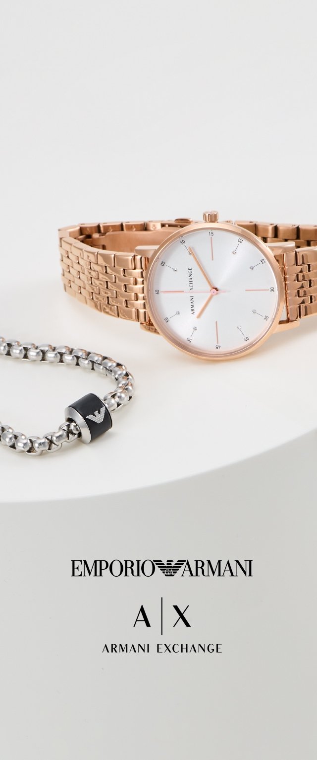 Montre en or rose avec un bracelet en métal texturé, cadran blanc et accents argentés, accompagnée d'un bracelet en chaîne argenté avec un emblème noir.