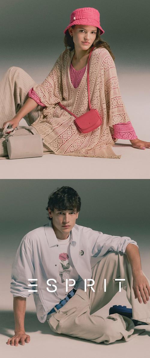 Dos modelos exhiben moda casual. La mujer lleva una tunica de ganchillo ligera, un sombrero de cubo rosa y un pequeño bolso cruzado rosa. El hombre luce una camisa blanca de botones con un gráfico floral, pantalones beiges y un cinturón azul.