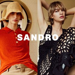 Červené texturované polo tričko s límcem a knoflíkovým detailem na levé straně; černé háčkované šaty s květinovými vzory a otevřenými částmi na pravé straně.