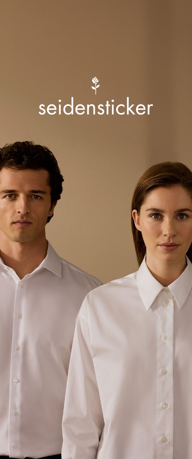 Weiße Hemden mit Knopfleiste aus glattem Stoff, ausgestattet mit klassischen Kragen und vorderen Knopfverschluss. Die sanfte Hintergrundfarbe unterstreicht das Design.