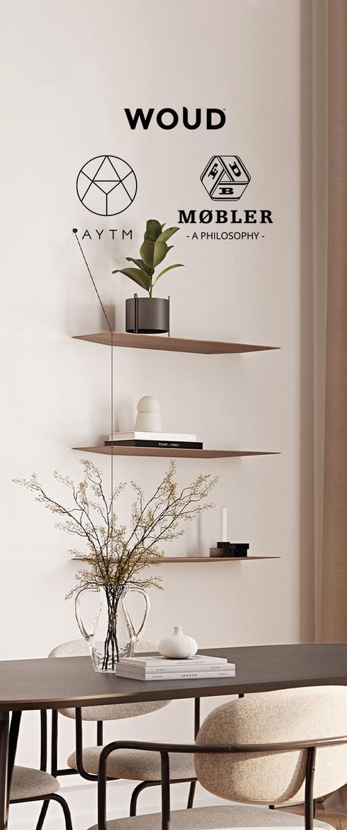 Tres estantes de madera montados en una pared exhiben una maceta negra con plantas, velas, un objeto decorativo redondo y libros apilados.