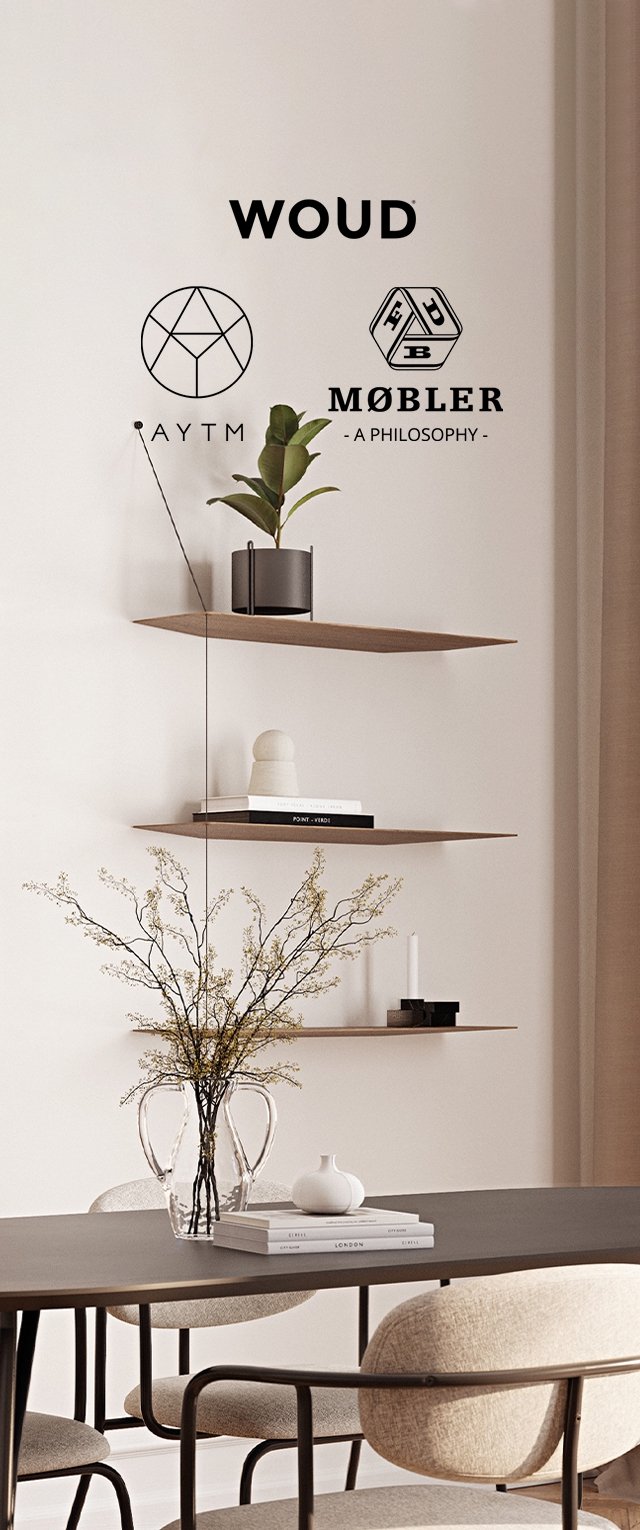 Tres estantes de madera montados en una pared exhiben una maceta negra con plantas, velas, un objeto decorativo redondo y libros apilados.