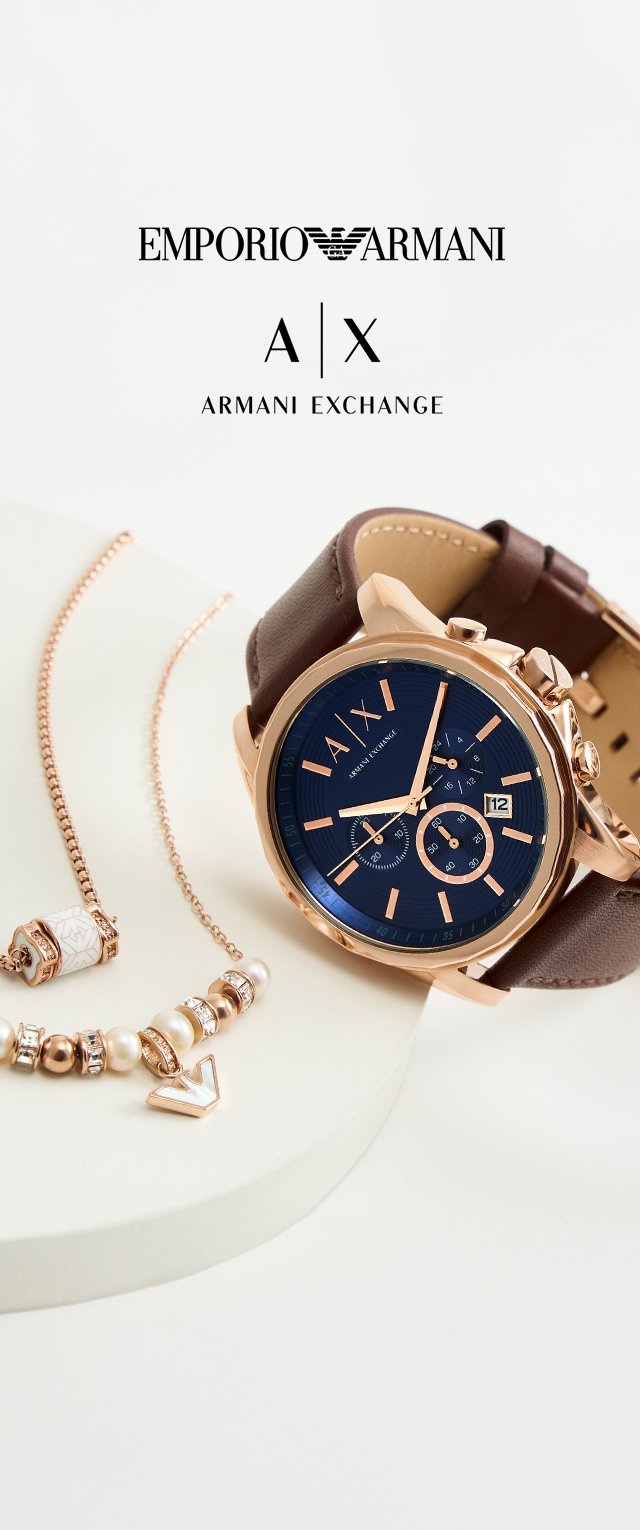 Reloj con correa de cuero marrón, esfera azul marino, detalles en oro rosa, manecillas luminiscentes y ventana de fecha. Acompañado por una pulsera de perlas.