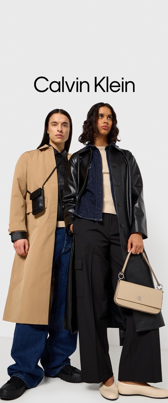 Un abrigo trinchera beige, una chaqueta de cuero negra, jeans oscuros y un bolso beige con logotipo. Los modelos exhiben una mezcla de texturas y colores.