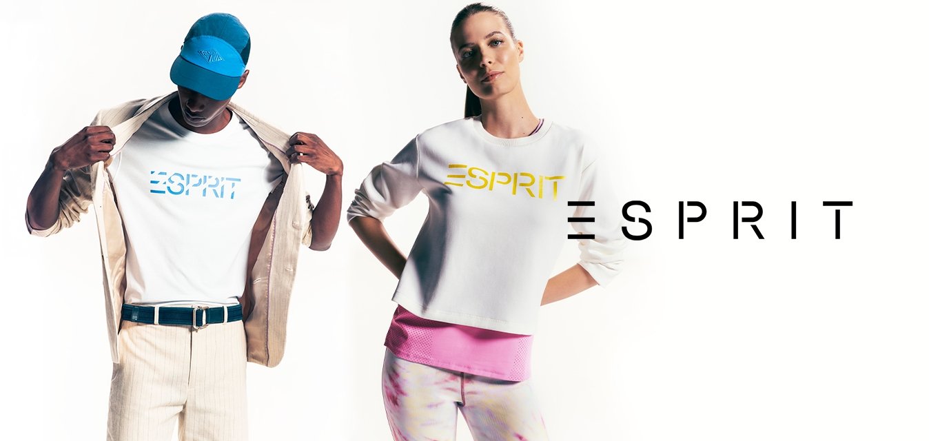 Bílé tričko se světle modrým logem „ESPRIT“, béžová bunda a kalhoty s krémovým proužkem vlevo; bílá mikina se žlutým logem „ESPRIT“ vpravo, doplněná růžovými legínami.